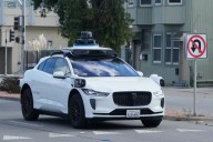 Detienen taxi autónomo por vuelta ilegal, pero sin conductor para multar