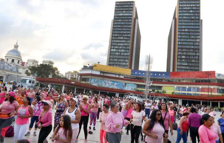 Plaza Diego Ibarra baila y canta en contra del cáncer de mama