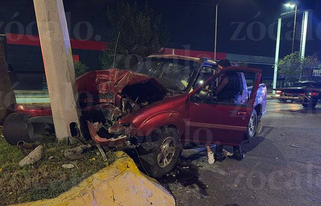 Joven ebrio dormita al volante y choca contra semáforo sobre Coss; su pareja resulta lesionada
