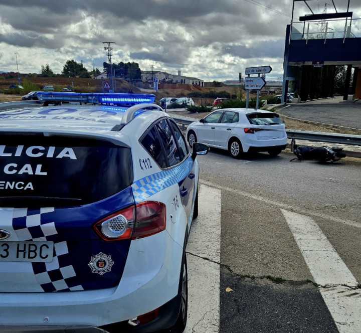 Accidente entre un ciclomotor y un turismo en la avenida Cruz Roja