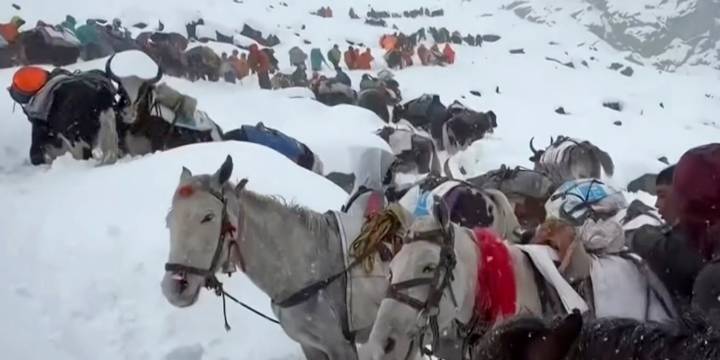 Rescataron a los cientos de escaladores y guías que estaban varados por una tormenta de nieve en el Monte Everest
