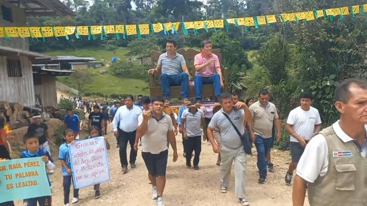 San Martín: Alcalde de Bellavista es llevado en anda durante inauguración de carretera vecinal en el Bajo Biavo