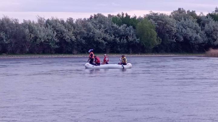 Desesperada búsqueda en San Patricio del Chañar: Un hombre se tiró al río Neuquén y no salió más