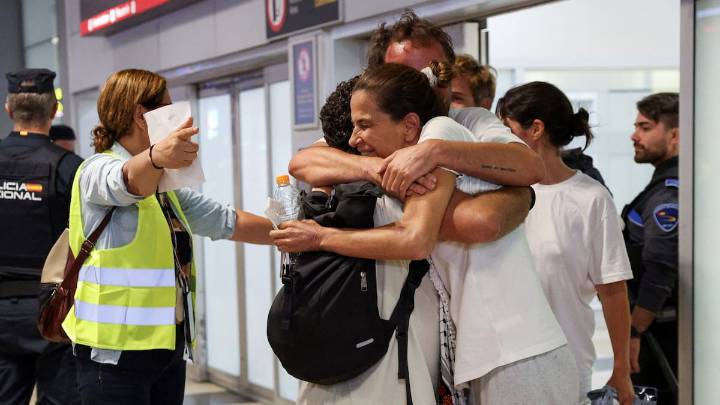 La llegada a España del primer grupo de españoles de la Flotilla detenidos por Israel, en imágenes