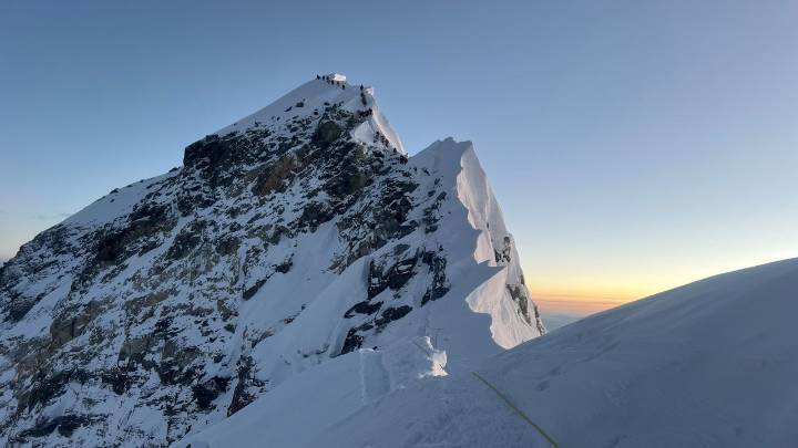 Concluye el rescate de las casi 900 personas atrapadas cerca de cara tibetana del Everest