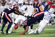 Deadspin | Patriots RB Antonio Gibson (knee) exits vs. Bills
