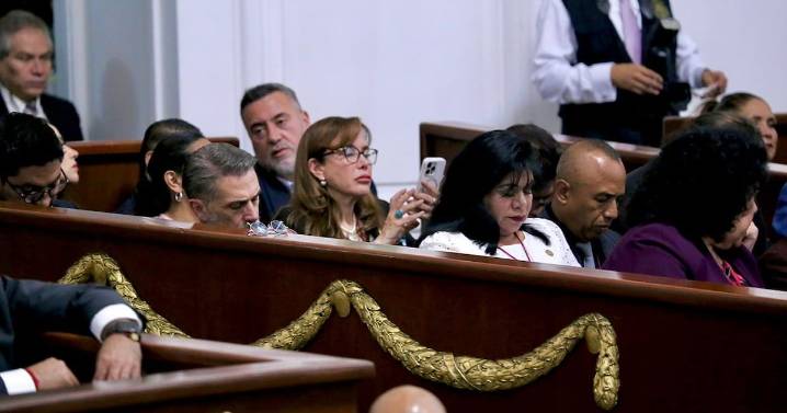 Captan a Sergio Mayer dormido durante primer informe de Clara Brugada