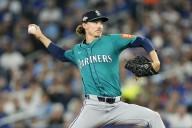 Deadspin | Mariners quiet Blue Jays' bats, take ALCS Game 1
