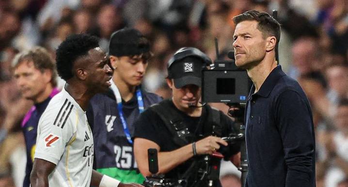 Ni miró a Xabi Alonso: el fastidio de Vinícius Jr. tras ser cambiado en el Real Madrid vs Barcelona | LaLiga