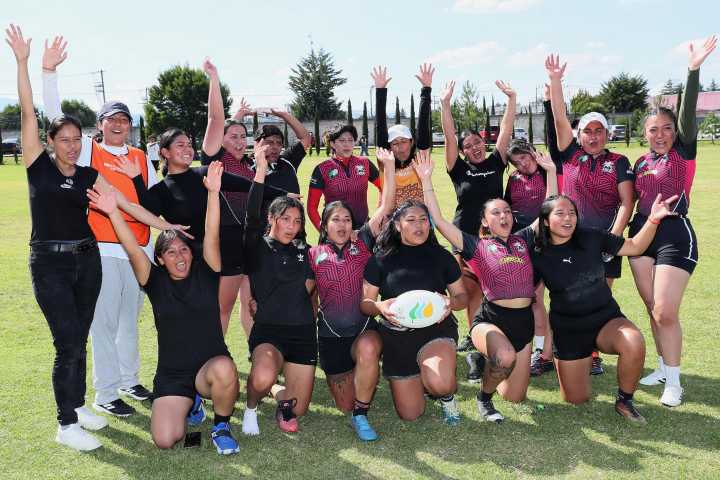 Estudiantes rompen estereotipos de género y “transforman su mente” con el rugby femenino