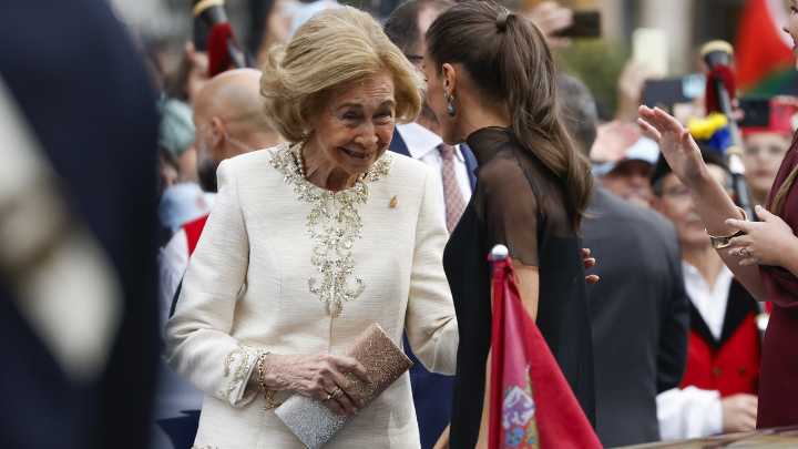 La Reina Sofía vuelve a Oviedo con un elegante traje joya y demuestra su complicidad con Letizia
