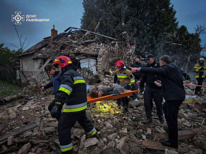 Cientos de drones y misiles rusos golpean Ucrania y se ceban con la localidad de Lviv, junto a la frontera con Polonia
