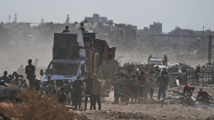 Thousands of Palestinians return to what remains of their homes as Gaza ceasefire takes effect