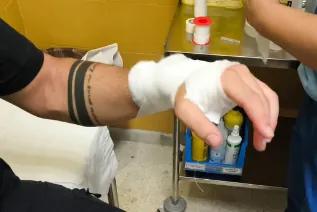 Un hombre que conducía sin permiso muerde a un policía local de Marchena que le ordenó parar en un control