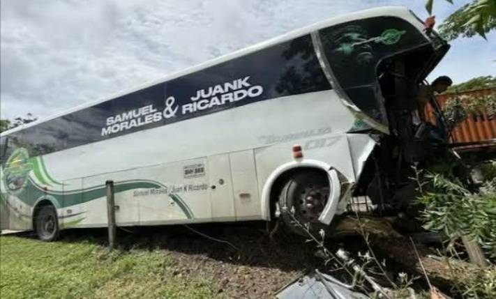 Bus de la agrupación del cantante vallenato Samuel Morales sufre accidente en Cesar