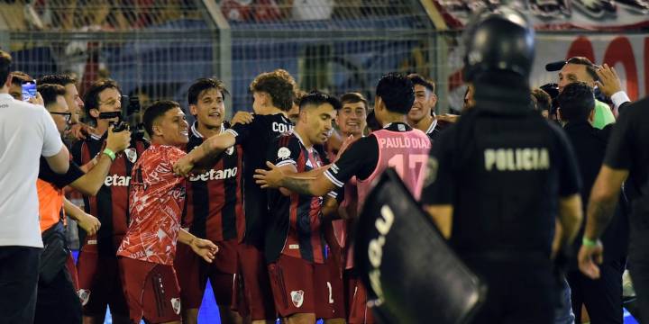 Juan Fernando Quintero protagonizó dos fuertes peleas en la clasificación de River Plate ante Racing en Rosario por la Copa Argentina