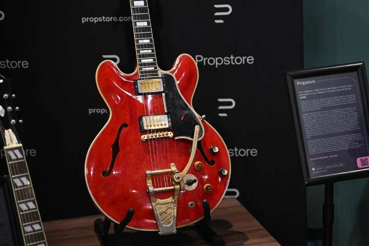 Guitarra rota en pelea que separó a Oasis se vendió en 386 mil dólares