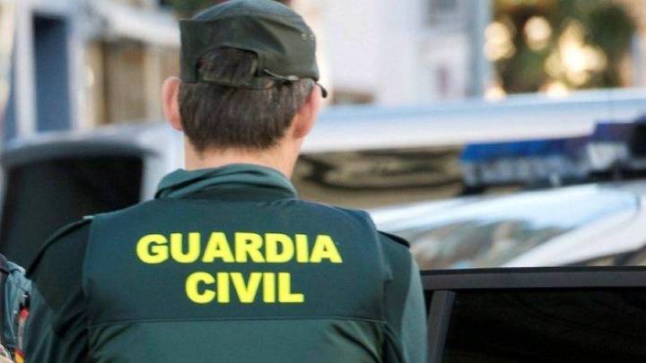 Detenidos en La Bañeza por entrar en un domicilio en Valladolid con máscaras y maniatar al dueño para robar