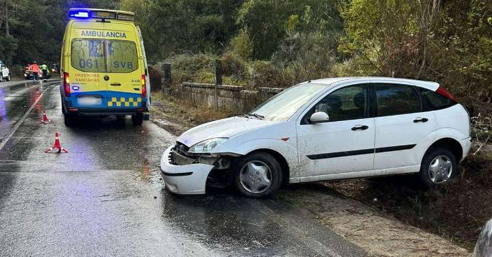 Dos heridos en un accidente de tráfico al salirse de la carretera en Piñor de Barbadás