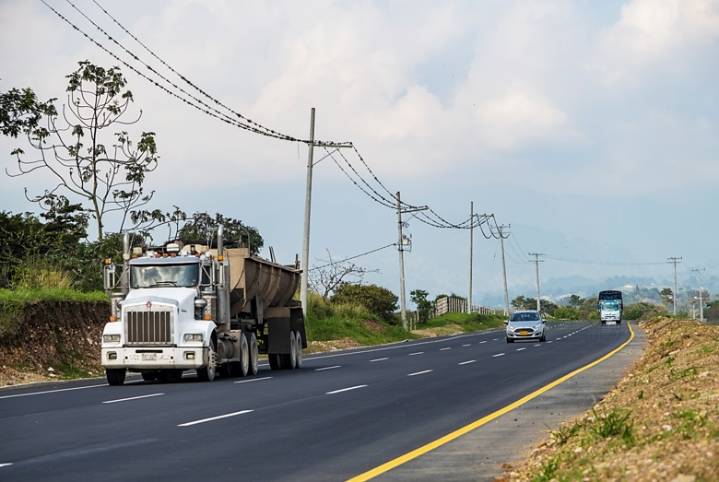 Más de 240 mil vehículos transitarán por la vía Bogotá–Girardot durante el puente del Día de Todos los Santos