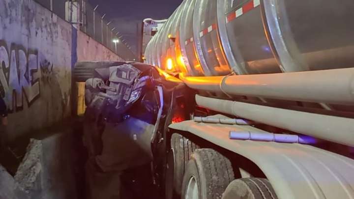Accidente en Iztapalapa Hoy: Pipa Aplasta Auto contra Muro de Contención sobre Calzada Zaragoza