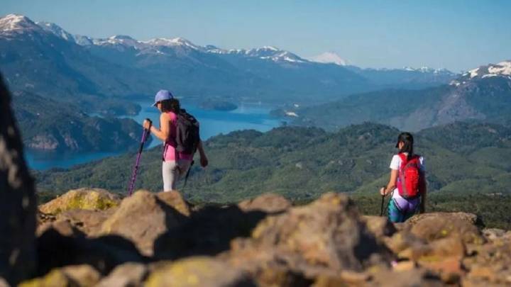 Trekking entre montañas y flores: las excursiones imperdibles del norte de Neuquén en primavera