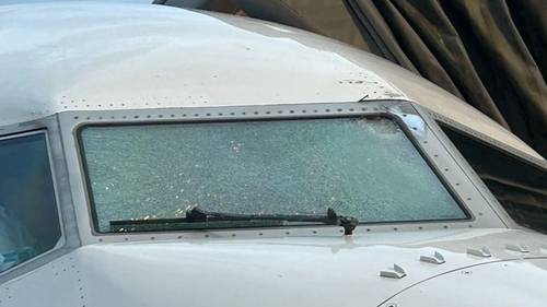 Mid-flight windshield crack injures United Airlines pilot