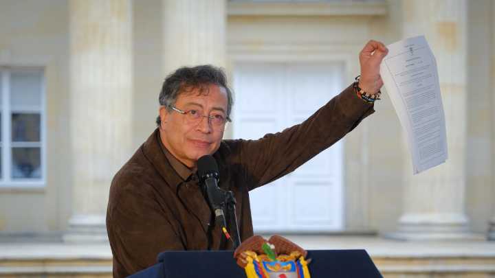 El presidente Gustavo Petro firma decreto que desclasifica los archivos del extinto DAS
