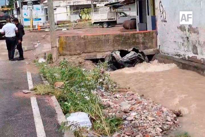 Reportan hallazgo de vehículo con una persona fallecida tras inundaciones en Puerto Vallarta