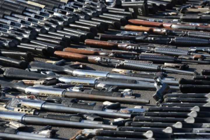 Detienen a mexicano y su hijo con más de 300 armas en la frontera con EE.UU.