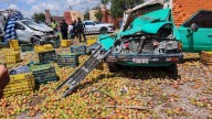 Deja dos heridos choque entre camionetas en la Puebla-Tehuacán; una tenía jitomates