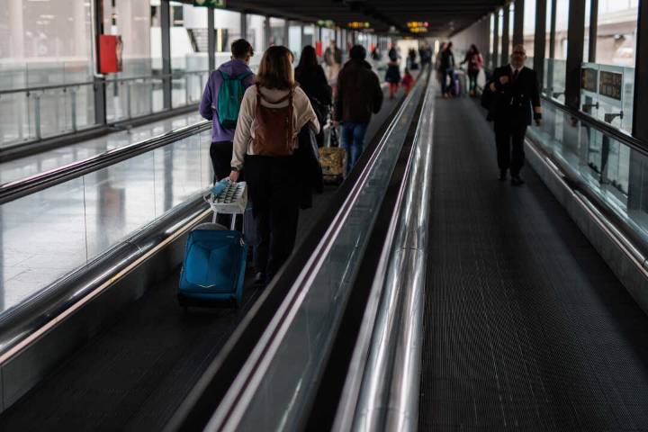 Aena avisa que no es posible pagar con tarjeta en los aparcamientos de los aeropuertos por fallo en Amazon Web Services
