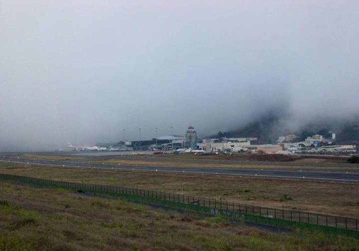 Ocho vuelos desviados por la niebla en el aeropuerto de Tenerife Norte