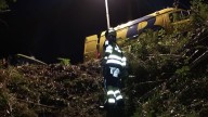 Muere un hombre de 52 años al volcar un tractor y caer por un talud de 4 metros en Llanes