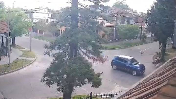 Joven en moto fue atropellada por una camioneta en Martín Coronado y pelea por su vida: el conductor se dio a la fuga