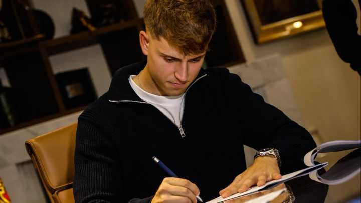 Iñaki Rupérez firma con la Real Sociedad hasta 2029