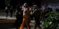 Autoridades estadounidenses confirman que organizaciones criminales difunden fotos y datos de agentes, incentivando ataques y secuestros con recompensas