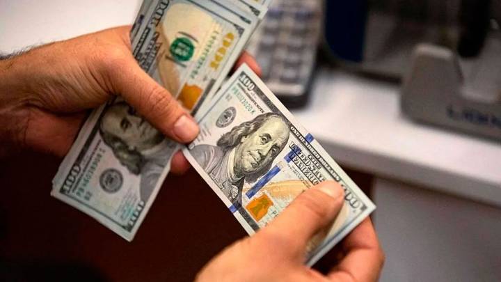 El dólar oficial volvió a dar un salto y cerró a $1.495 en el Banco Nación