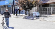 Crimen en Centenario: hay dos detenidos por la muerte del joven apuñalado y buscan determinar roles