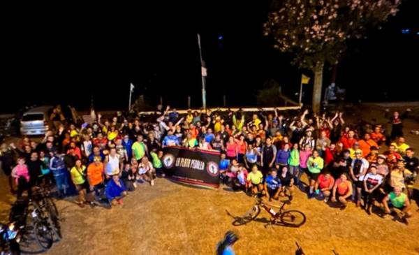 En bici y disfrazados por Halloween en La Plata