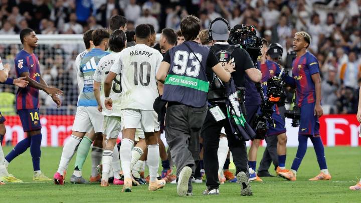 Así fue la pelea sobre el final del clásico entre el Real Madrid y el Barcelona; Carvajal y Lamine Yamal protagonistas