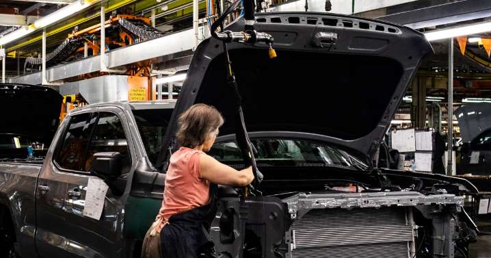 Trump extends tariff relief for U.S. auto industry