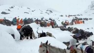 Storm kills South Korean climber, strands hundreds near Mount Everest