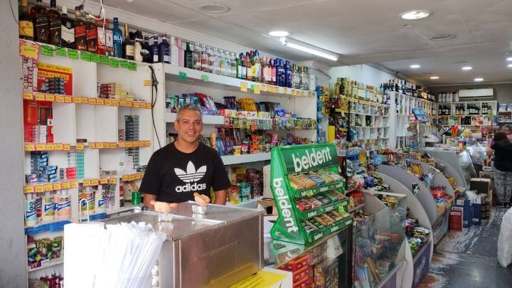 En los kioscos de San Vicente notan cómo los cigarrillos más baratos desplazan a los tradicionales