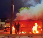 Incidentes en Maipú: manifestantes incendian bus RED en conmemoración de Álex Núñez