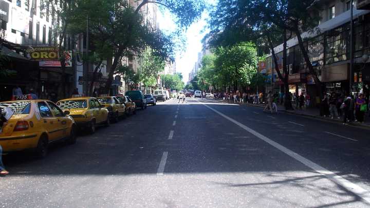 Un auto atropelló a varios peatones en pleno centro de Córdoba