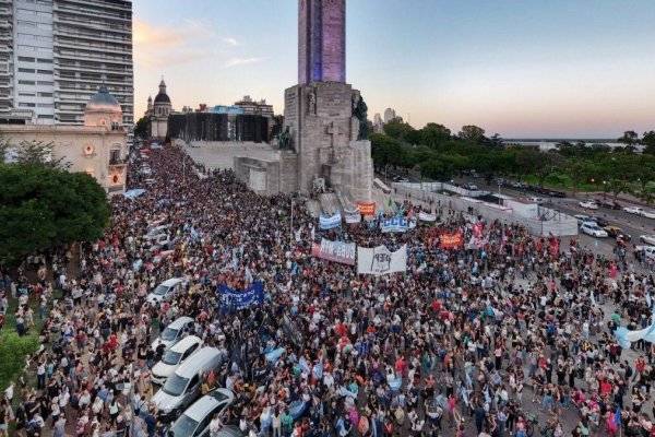 Javier Milei no la ve en Córdoba y podría cambiar el cierre por Rosario