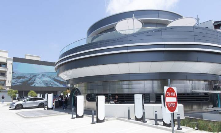 Tesla will open two new Diners after raging success at LA location