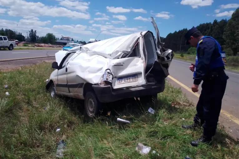Perdió el control en la Autovía Artigas y terminó en el cantero central