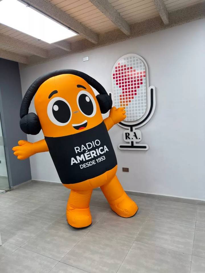 Radio América 90.9 FM incorpora a su equipo a «Rami» la IA y estrenará estudio de podcast
